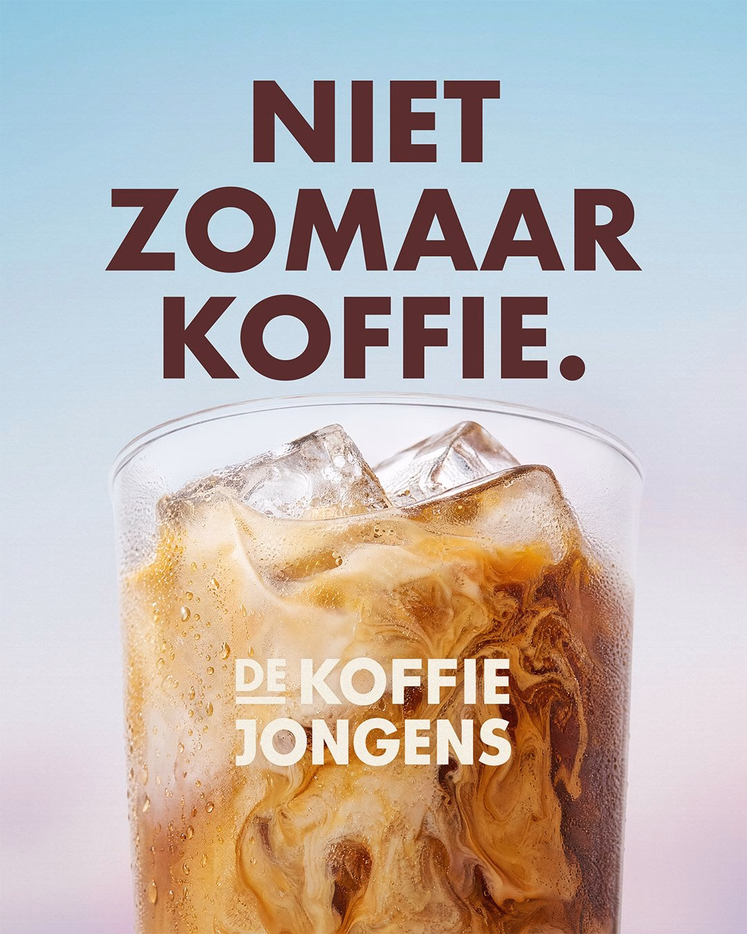 A glass of iced coffee with cream swirls, featuring bold text for De Koffiejongens against a gradient background.